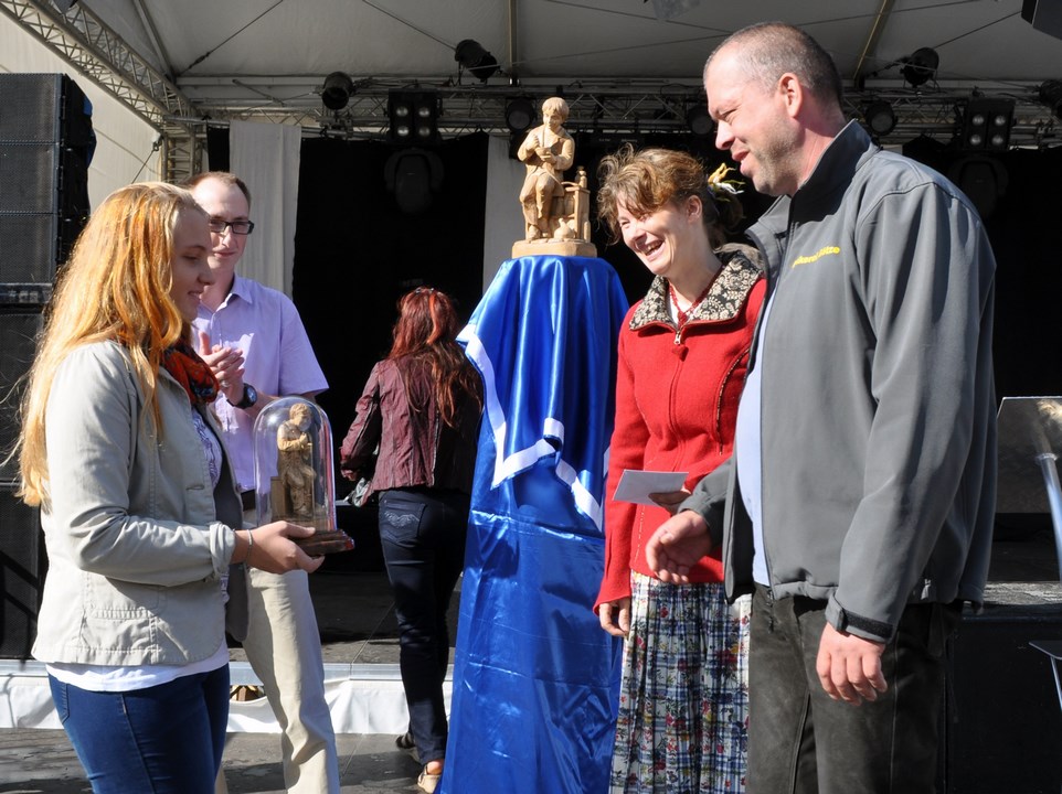 Auf dem Stadtfest Königsee-Rottenbach 2015 wird der wandernde Heilkräuterpreis übergeben.